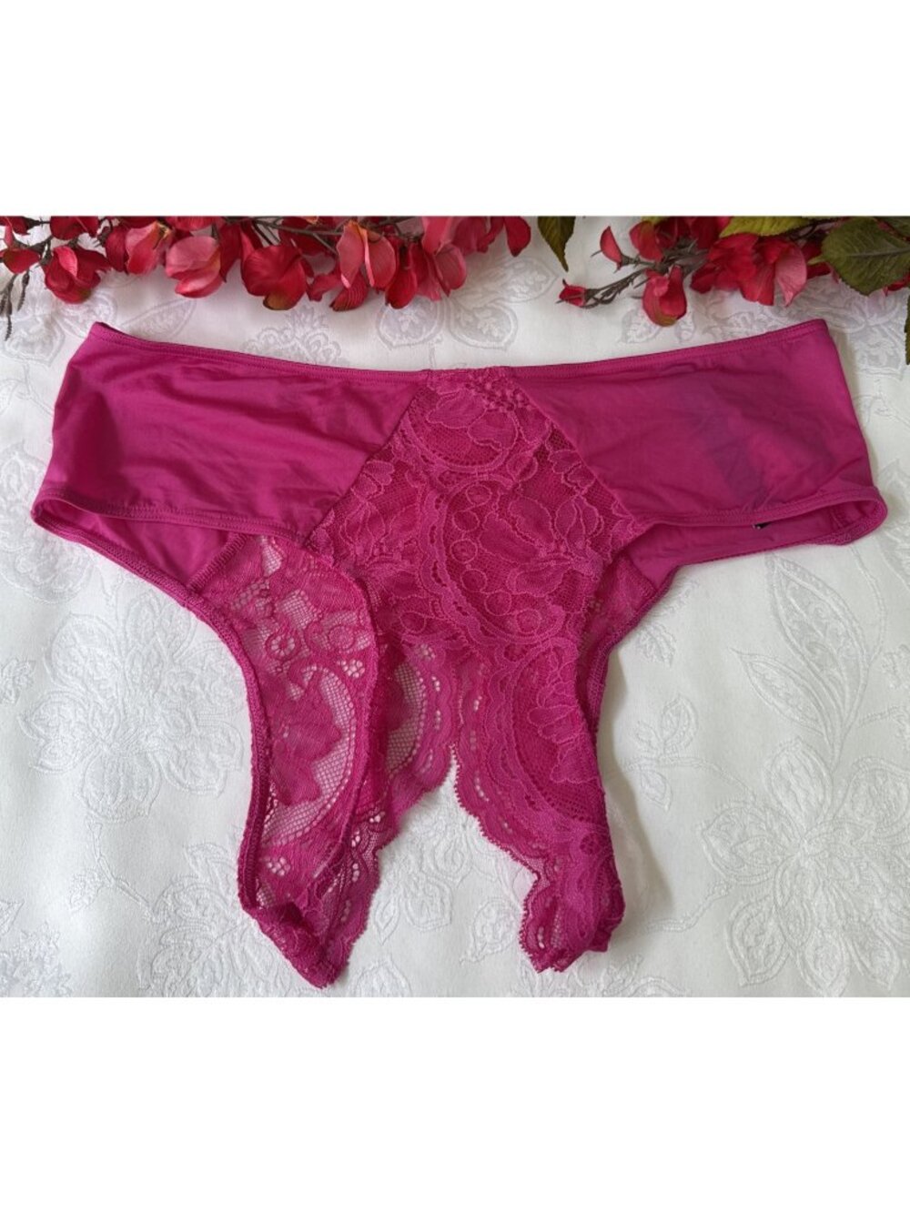 VICTORIA'S SECRET M PINK SILKY LACE CHEEKY OPEN BOTTOM SUMMER SPICY PANTIES NWT
